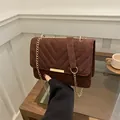 Borsa a tracolla in pelle scamosciata marrone scuro con trapuntatura a V e catena dorata - Marrone
