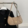 Borsa a tracolla beige a mezzaluna con chiusura a girello dorata e dettagli eleganti - Cachi