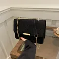 Borsa a tracolla nera minimalista con catena dorata e trapuntatura a V stile vintage - Nero