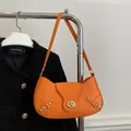 Borsa a mezzaluna minimalista in pelle arancione brillante con chiusura a scatto oro - Arancione