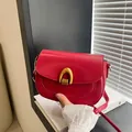 Rote Satteltasche aus Leder mit goldener Schnalle und verstellbarem Schultergurt - Rot