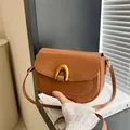 Braune Retro-Umhängetasche aus Leder mit goldenem U-Verschluss und schmalem Gurt - Braun