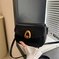 Klassische schwarze Satteltasche aus Leder mit goldener Schnalle und Riemen - Schwarz