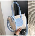 Détail du sac cabas en toile avec anses bleu clair et broderie circulaire tendance - Bleu
