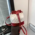 Bolso saco acolchado en rojo y blanco con cordón y detalles metálicos dorados - Rojo