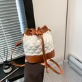 Bolso tipo cubo acolchado con cordón y paneles de cuero bicolor en marrón y blanco - Marrón