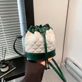 Bolso bombonera acolchado en verde y blanco con cordón ajustable y bandolera - Verde