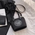 Sac seau noir en nylon avec coutures contrastées blanches et bandoulière réglable - Noir