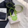 Sac seau chic en nylon crème avec anses contrastées vertes et charm tressé - Vert