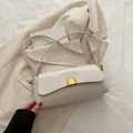 Sac à bandoulière minimaliste crème avec fermoir magnétique doré élégant - Blanc