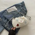 Weiße Bucket-Bag mit bunten Herz-Aufnähern und Kettenriemen für Damen im Sommer - Weiß