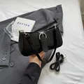 Bolso baguette negro con hebilla de anillo plateada y correa de hombro ajustable - Negro