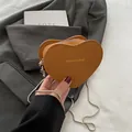 Petit sac à main cœur en similicuir caramel avec fine bandoulière chaîne serpent - Marron