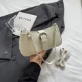 Bolso de hombro rectangular beige minimalista con hebilla de cinturón y asa ajustable - Blanco Roto