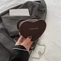 Sac bandoulière cœur marron foncé avec lettrage doré et bandoulière chaîne - Marron