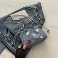 Blaue Denim Beuteltasche mit bunten Herz-Lederpatches und einem Metallkettenriemen - Blau