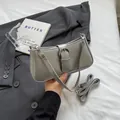 Bolso cuadrado pequeño plateado mate minimalista con hebilla y correas ajustables - Plateado