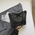 Sac seau noir brillant pour femme avec un nœud chic et une fine bandoulière longue - Noir