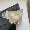 Sac seau chic blanc crème doté d'un nœud décoratif en cuir et d'une longue bandoulière - Blanc