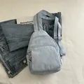 Hellblaue wasserfeste Crossbody-Brusttasche mit verstellbarem Gurt und Multi-Taschen - Blau
