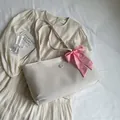 Bolso tote beige con logotipo E metálico y gran lazo decorativo a cuadros rosa - Blanco Roto