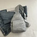 Hellgraue Brusttasche aus strukturiertem Material mit verstellbarem Schultergurt - Silber