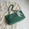 Bolso tote verde oscuro minimalista con lazo de cuadros y hebilla circular con B - Verde