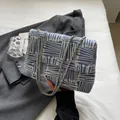 Bolso bandolera con patrón tejido azul y blanco y correa de cadena de cuero azul - Azul
