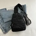 Schwarze Umhängetasche aus Nylon mit Faltenoptik und mehreren Reißverschlusstaschen - Schwarz
