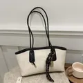 Elegante borsa tote vintage bianco crema con manici neri e design con logo minimalista - Bianco