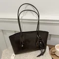 Grande borsa tote retrò marrone caffè con scritta moda e ciondolo da tennis - Marrone