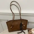 Borsa tote vintage in pelle PU marrone scuro con spalline lunghe e scritta - Marrone