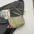 Hellgrüne Retro-Eimertasche mit Faltenstruktur, Goldkette und verstellbarem Riemen - Grün