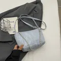 Sac seau plissé bleu clair avec bandoulière réglable et chaîne dorée élégante - Bleu