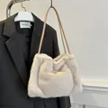 Beigefarbene Plüsch-Handtasche aus Kunstpelz mit schmalen Ledergriffen für den Herbst - Khaki