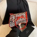Borsa a tracolla leopardata con cinturino in pelle verniciata rossa e fiocco - Rosso
