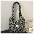 Winterliche Schultertasche mit Leopardenmuster aus grauem Lammfell-Imitat - Schwarz