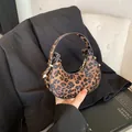 Mini borsa a spalla a mezzaluna con stampa leopardata classica e dettagli in oro lucido - Marrone