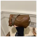Brown vintage cylinder bag with geometric woven strap and fashion leather patch - Brown