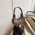 Borsa a mezzaluna leopardata alla moda con cerniera dorata e dettagli in metallo oro - Cachi