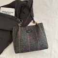 Retro houndstooth tote bag in black and red plaid with golden chain straps for women - Black