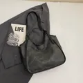 Grand sac cabas gris foncé minimaliste avec texture mate et passepoil en cuir noir - Noir