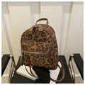 Detailaufnahme des Mini-Rucksacks mit Leopardenmuster und hochwertigen Reißverschlussdetails - Braun