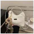 Weiße Plüsch-Handtasche mit Bären-Anhänger und stilvollem Sport-Schriftzug-Detail - Mit Anhänger / Weiß
