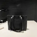 Grand cabas minimaliste noir en similicuir mat avec poche avant à bouton-pression - Noir