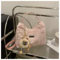 Rosa Handtasche aus Nerzimitat mit Sport-Metallanhänger und Schaf-Plüschanhänger - Mit Anhänger / Rosa