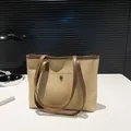 Grand sac cabas beige avec bordure contrastée marron et poche avant pour le bureau - Kaki