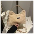 Plüsch-Umhängetasche aus Kunstpelz in Beige mit Sport-Metallschild und verstellbarem Gurt - Ohne Anhänger / Khaki