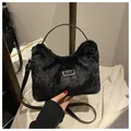Schicke schwarze Handtasche aus Nerzimitat mit Sport-Plakette und verstellbarem Riemen - Ohne Anhänger / Schwarz