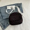 Borsa a tracolla nera chic con cuori rossi e tracolla bianca regolabile - Cuore Nero